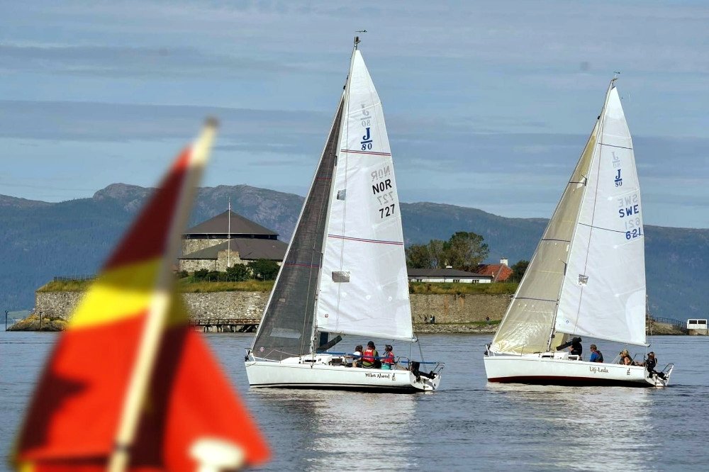 To regattabåter nær Munkholmen